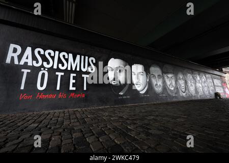 Ein 27 Meter langer Graffito unter der Friedensbrücke in Frankfurt erinnert an die Opfer des Angriffs in Hanau am 19. Februar 2020 Stockfoto