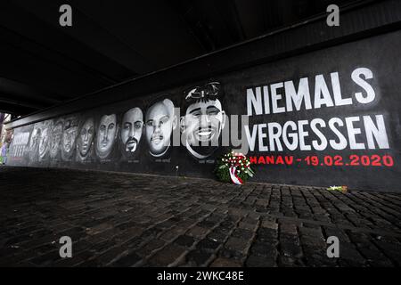 Ein 27 Meter langer Graffito unter der Friedensbrücke in Frankfurt erinnert an die Opfer des Angriffs in Hanau am 19. Februar 2020 Stockfoto