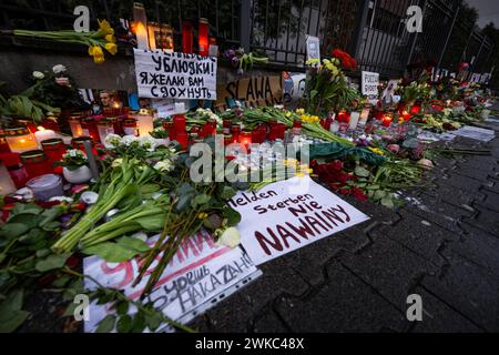 Fotos, Kerzen, Grablichter und Blumen für den russischen Oppositionsführer Alexej Nawalny, der am 16. Februar 2024 in einer arktischen Strafkolonie starb Stockfoto