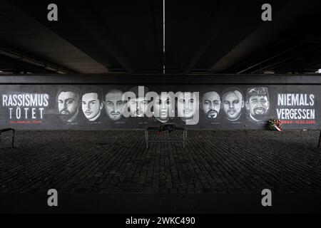 Ein 27 Meter langer Graffito unter der Friedensbrücke in Frankfurt erinnert an die Opfer des Angriffs in Hanau am 19. Februar 2020 Stockfoto