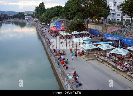 Menschen, die bei Sommertemperaturen am Ufer des Donaukanals in Wien entspannen, 19. Juli 2019 Stockfoto