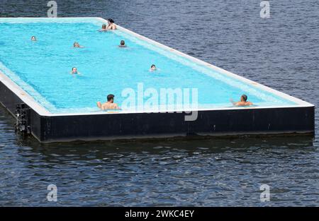 Badeschiff Berlin, eine schwimmende Badeanstalt mitten in der Spree, 23.06.2019 Stockfoto