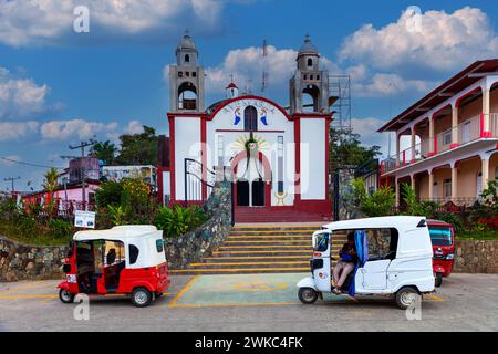 Motorradtaxi vor der Kirche Inglesia Ave Maria, Pluma Hidalgo, Pochutla, Oxaca State, Sierra Madre del Sur, Mexiko, Mittelamerika Stockfoto