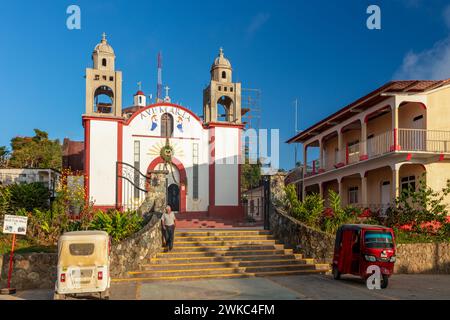 Motorradtaxi vor der Kirche Inglesia Ave Maria, Pluma Hidalgo, Pochutla, Oxaca State, Sierra Madre del Sur, Mexiko, Mittelamerika Stockfoto