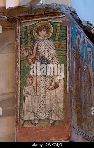 Innenansicht des Heiligen Georg mit Kindern, Mosaik aus dem 6. Jahrhundert, Kirche von Hagios Demetrios, auch bekannt als Agios Dimtrios oder Demetrios Basilika Stockfoto