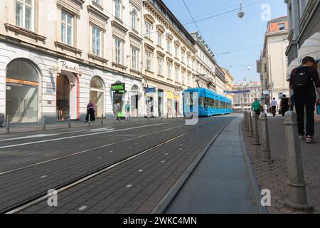 Zagreb Kroatien - 23. Mai 2011;-Blauer Stadtzug in breiter Straße im Geschäftsviertel. Stockfoto