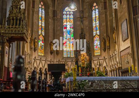 Zagreb Kroatien - 23. Mai 2011; kunstvoll verzierte Innenräume und Buntglasfenster Szenen der Zagreber Kathedrale. Stockfoto