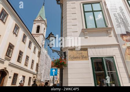 Zagreb Kroatien - 23. Mai 2011; Turm der griechisch-katholischen Kirche St. Cyrilin in Zagreb über der Straße und Banner für das Museum der gebrochenen Beziehungen in Stockfoto