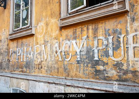 Zagreb Kroatien - 23. Mai 2011; alte verfallene Apothekenschilder an der nicht gepflegten Mauer an der Stadtstraße. Stockfoto