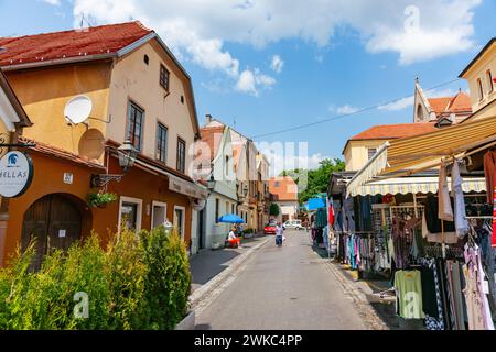 Zagreb Kroatien - 23. Mai 2011; Straße im Bezirk OpatHerzegowina mit unbedeutenden Menschen und Bars und Outdoor-Einzelhandel Stockfoto