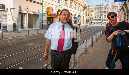 Zagreb Kroatien - 23. Mai 2011; Bürgermeister der Stadt trifft Mann auf der Straße des Geschäftsviertels von Zagreb Stockfoto