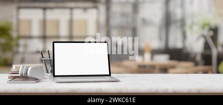 Stellen Sie sich einen Laptop-Computer mit leerem Bildschirm auf dem Tresen mit Notebook und Schreibwaren vor, verschwommener Hintergrund im Wohnzimmer. 3D-Rendering, 3D-Abbildung. Stockfoto