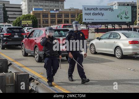 San Francisco, USA. Februar 2024. Zwei Polizisten der California Highway Patrol (CHP) laufen während der Kundgebung auf dem Freeway. Tausende palästinensischer Demonstranten versammelten sich zu einem marsch in San Francisco, der mit dem Tag des Präsidenten der Vereinigten Staaten zusammenfiel. Ihre Hauptforderungen waren ein Waffenstillstand im Gazastreifen und die Einstellung der Hilfe für Israel durch die Regierung von Biden. Quelle: SOPA Images Limited/Alamy Live News Stockfoto