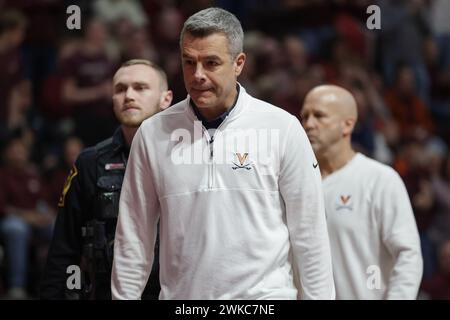 Blacksburg, Virginia, USA. Februar 2024. Tony Bennett, Head Coach der Virginia Cavaliers, ging während der Halbzeit des NCAA Männer Basketballspiels zwischen den Virginia Cavaliers und den Virginia Tech Hokies im Cassell Coliseum in Blacksburg, Virginia, vom Platz. Greg Atkins/CSM/Alamy Live News Stockfoto