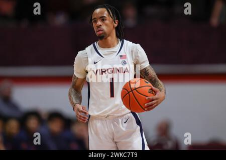 Blacksburg, Virginia, USA. Februar 2024. Dante Harris (1) der Virginia Cavaliers Wächter bringt den Ball beim NCAA Männer Basketballspiel zwischen den Virginia Cavaliers und den Virginia Tech Hokies im Cassell Coliseum in Blacksburg, Virginia. Greg Atkins/CSM/Alamy Live News Stockfoto