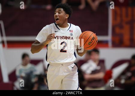 Blacksburg, Virginia, USA. Februar 2024. Reece Beekman (2) bringt den Ball während des NCAA Männer Basketballspiels zwischen den Virginia Cavaliers und den Virginia Tech Hokies im Cassell Coliseum in Blacksburg, Virginia. Greg Atkins/CSM/Alamy Live News Stockfoto