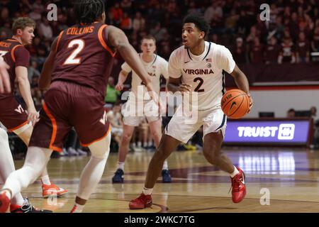 Blacksburg, Virginia, USA. Februar 2024. Reece Beekman (2) kontrolliert den Ball während des NCAA Männer Basketballspiels zwischen den Virginia Cavaliers und den Virginia Tech Hokies im Cassell Coliseum in Blacksburg, Virginia. Greg Atkins/CSM/Alamy Live News Stockfoto