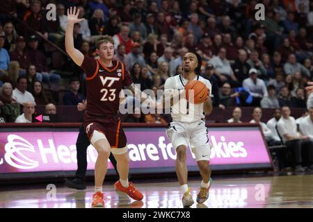 Blacksburg, Virginia, USA. Februar 2024. Dante Harris (1) der Virginia Cavaliers Wächter versucht während des NCAA Männer Basketballspiels zwischen den Virginia Cavaliers und den Virginia Tech Hokies im Cassell Coliseum in Blacksburg, Virginia, einen Buzzer zu schlagen. Greg Atkins/CSM/Alamy Live News Stockfoto