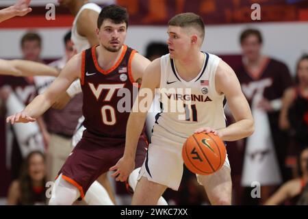 Blacksburg, Virginia, USA. Februar 2024. Isaac McKneely (11) kontrolliert den Ball während des NCAA Männer Basketballspiels zwischen den Virginia Cavaliers und den Virginia Tech Hokies im Cassell Coliseum in Blacksburg, Virginia. Greg Atkins/CSM/Alamy Live News Stockfoto