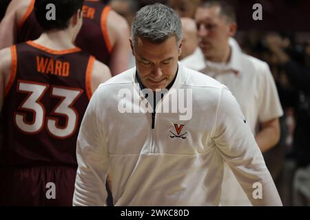 Blacksburg, Virginia, USA. Februar 2024. Tony Bennett, Cheftrainer der Virginia Cavaliers, verlässt das Spielfeld nach dem NCAA Men's Basketball-Spiel zwischen den Virginia Cavaliers und den Virginia Tech Hokies im Cassell Coliseum in Blacksburg, Virginia. Greg Atkins/CSM/Alamy Live News Stockfoto