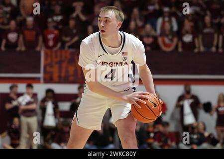 Blacksburg, Virginia, USA. Februar 2024. Andrew Rohde (4) der Virginia Cavaliers-Wachmann (4) kommt beim NCAA Männer Basketball Spiel zwischen den Virginia Cavaliers und den Virginia Tech Hokies im Cassell Coliseum in Blacksburg, Virginia, vorbei. Greg Atkins/CSM/Alamy Live News Stockfoto