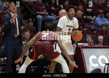 Blacksburg, Virginia, USA. Februar 2024. Reece Beekman (2) der Virginia Cavaliers Wächter will während des NCAA Männer Basketballspiels zwischen den Virginia Cavaliers und den Virginia Tech Hokies im Cassell Coliseum in Blacksburg, Virginia, die Perimeter passieren. Greg Atkins/CSM/Alamy Live News Stockfoto