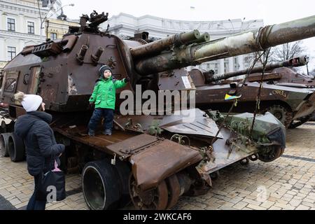 Kiew, Ukraine. Februar 2024. Eine Frau und ihr Kind besuchen eine Ausstellung zerstörter russischer Panzer im Zentrum von Kiew. Russische Truppen drangen am 24. Februar 2022 in ukrainisches Gebiet ein und begannen einen Konflikt, der Zerstörung und eine humanitäre Krise hervorgerufen hat. Quelle: SOPA Images Limited/Alamy Live News Stockfoto