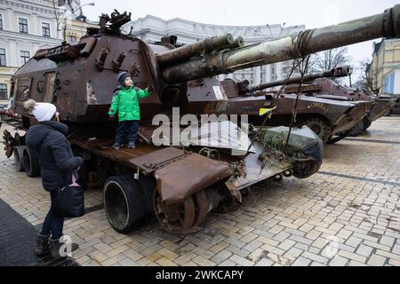 Kiew, Ukraine. Februar 2024. Eine Frau und ihr Kind besuchen eine Ausstellung zerstörter russischer Panzer im Zentrum von Kiew. Russische Truppen drangen am 24. Februar 2022 in ukrainisches Gebiet ein und begannen einen Konflikt, der Zerstörung und eine humanitäre Krise hervorgerufen hat. (Foto: Oleksii Chumachenko/SOPA Images/SIPA USA) Credit: SIPA USA/Alamy Live News Stockfoto