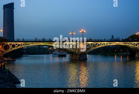 : Lichter beleuchten die triana-Brücke über den Fluss guadalquivir in sevilla in andalusien Stockfoto