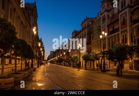 : Eine herrliche Nacht im Zentrum von Sevilla, der Hauptstadt Andalusiens Stockfoto