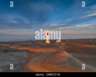 Aus der Vogelperspektive von Punta del Fangar und seinem Leuchtturm bei einem roten Winteruntergang im Ebro-Delta (Tarragona, Katalonien, Spanien) Stockfoto