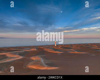 Aus der Vogelperspektive von Punta del Fangar und seinem Leuchtturm bei einem roten Winteruntergang im Ebro-Delta (Tarragona, Katalonien, Spanien) Stockfoto