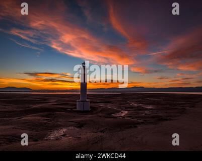 Aus der Vogelperspektive von Punta del Fangar und seinem Leuchtturm bei einem roten Winteruntergang im Ebro-Delta (Tarragona, Katalonien, Spanien) Stockfoto