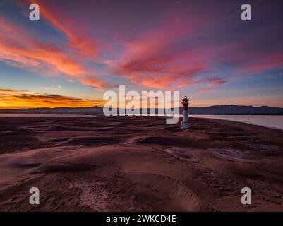 Aus der Vogelperspektive von Punta del Fangar und seinem Leuchtturm bei einem roten Winteruntergang im Ebro-Delta (Tarragona, Katalonien, Spanien) Stockfoto