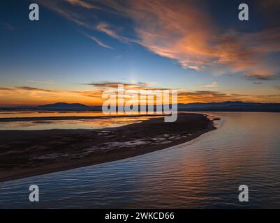 Luftaufnahme von Punta del Fangar bei einem roten Winteruntergang im Ebro-Delta (Tarragona, Katalonien, Spanien) ESP: Vista aérea de la Punta del Fangar. España Stockfoto