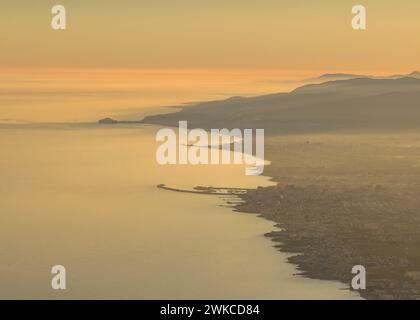 Luftaufnahme der Costa del Azahar zwischen Vinaròs/Vinaroz und Peníscola/Peñíscola bei Sonnenuntergang (Castellón, Valencia, Spanien) Stockfoto