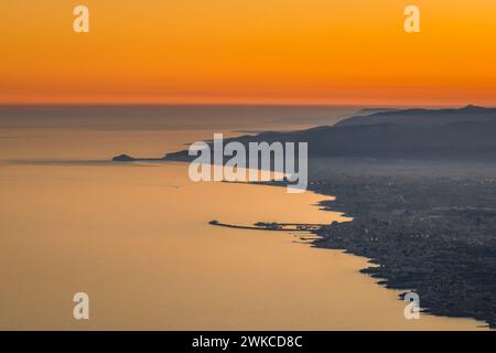 Luftaufnahme der Costa del Azahar zwischen Vinaròs/Vinaroz und Peníscola/Peñíscola bei Sonnenuntergang (Castellón, Valencia, Spanien) Stockfoto