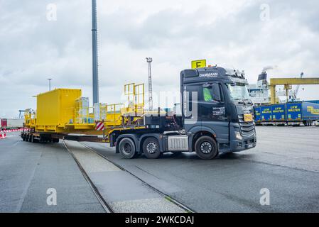 rostock, deutschland, 19. juli 2023, mercedes benz Schwerlastwagen im Hafen *** rostock, deutschland, 19. juli 2023, mercedes benz schwerlastkraftwagen im hafen Copyright: XWolfgangxSimlingerx Stockfoto