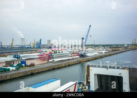 rostock, deutschland, 19. juli 2023, Flügel für Windräder im Hafen *** rostock, deutschland, 19. juli 2023, flügel für Windkraftanlagen im hafen Copyright: XWolfgangxSimlingerx Stockfoto