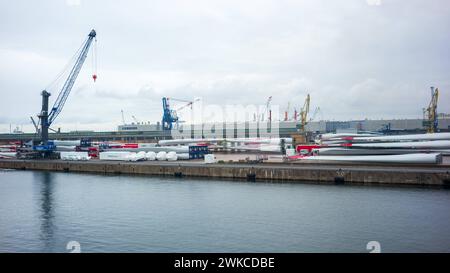 rostock, deutschland, 19. juli 2023, Flügel für Windräder im Hafen *** rostock, deutschland, 19. juli 2023, flügel für Windkraftanlagen im hafen Copyright: XWolfgangxSimlingerx Stockfoto