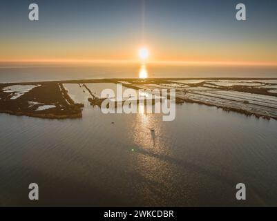 Luftaufnahme des Ebro-Flusses an der Mündung des Ebro-Deltas bei Wintersonnenaufgang (Tarragona, Katalonien, Spanien) ESP: Vista aérea del Río Ebro (España) Stockfoto