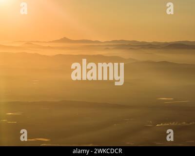 Aus der Vogelperspektive der Berge im Norden der valencianischen Gemeinschaft, unter denen die Penyagolosa / Peñagolosa bei Sonnenuntergang herausragt (Castellón, Spanien) Stockfoto