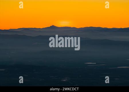 Aus der Vogelperspektive der Berge im Norden der valencianischen Gemeinschaft, unter denen die Penyagolosa / Peñagolosa bei Sonnenuntergang herausragt (Castellón, Spanien) Stockfoto