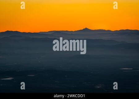 Aus der Vogelperspektive der Berge im Norden der valencianischen Gemeinschaft, unter denen die Penyagolosa / Peñagolosa bei Sonnenuntergang herausragt (Castellón, Spanien) Stockfoto