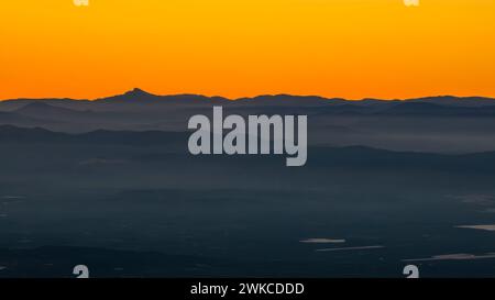 Aus der Vogelperspektive der Berge im Norden der valencianischen Gemeinschaft, unter denen die Penyagolosa / Peñagolosa bei Sonnenuntergang herausragt (Castellón, Spanien) Stockfoto