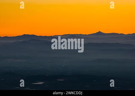 Aus der Vogelperspektive der Berge im Norden der valencianischen Gemeinschaft, unter denen die Penyagolosa / Peñagolosa bei Sonnenuntergang herausragt (Castellón, Spanien) Stockfoto