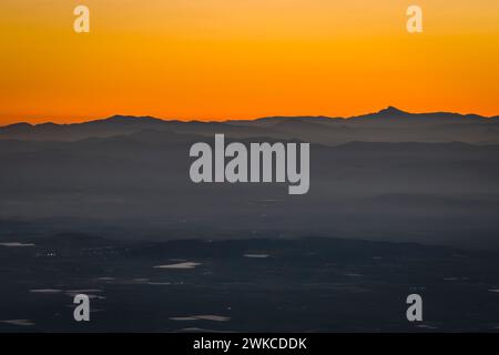 Aus der Vogelperspektive der Berge im Norden der valencianischen Gemeinschaft, unter denen die Penyagolosa / Peñagolosa bei Sonnenuntergang herausragt (Castellón, Spanien) Stockfoto