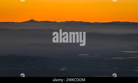 Aus der Vogelperspektive der Berge im Norden der valencianischen Gemeinschaft, unter denen die Penyagolosa / Peñagolosa bei Sonnenuntergang herausragt (Castellón, Spanien) Stockfoto