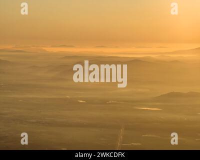 Blick aus der Vogelperspektive über die Berge im Norden der Gemeinschaft Valencia bei Sonnenuntergang (Castellón, Gemeinschaft Valencia, Spanien) Stockfoto