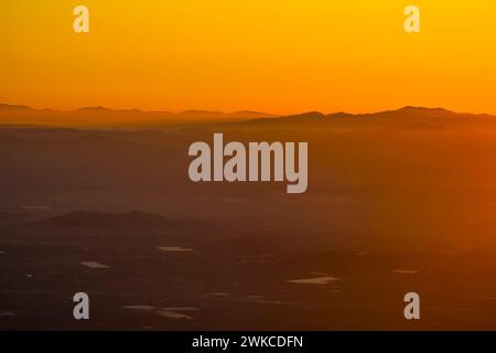 Blick aus der Vogelperspektive über die Berge im Norden der Gemeinschaft Valencia bei Sonnenuntergang (Castellón, Gemeinschaft Valencia, Spanien) Stockfoto